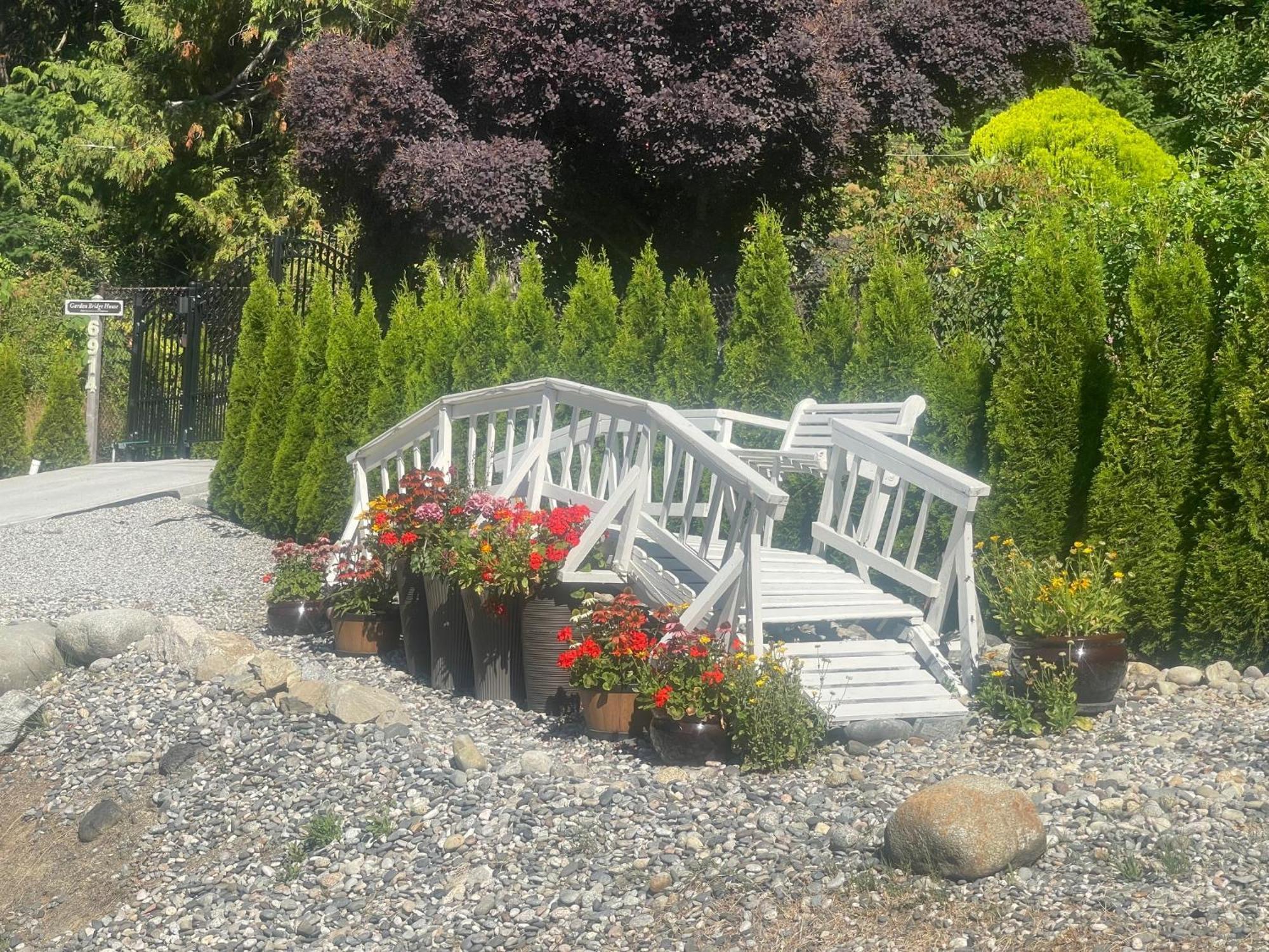 Garden Bridge House Villa Sechelt Exterior photo